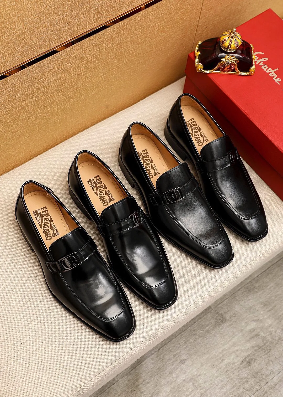 Men's shoes💰480💰 Product trademark: Ferragamo "Ferragamo" casual leather shoes Regular size: 38-44 (custom-made for 45🉑️) Product materials: Selected imported first-layer calfskin upper + original hardware buckle, imported water-dyed cowhide leather lining. Strong three-dimensional visual effect, combined outsole Color: 1⃣️color optional